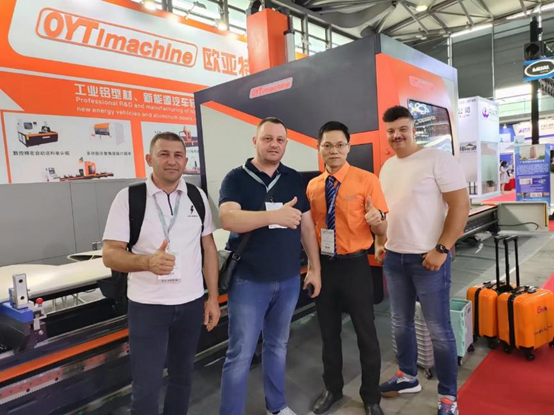 ¿Cuántos ejes puede tener una fábrica CNC?