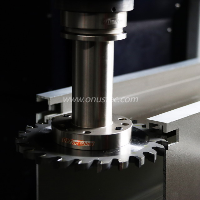 Operaci&oacute;n de fresadora CNC de perfil de aluminio de 3 ejes