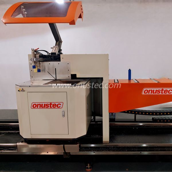 Sierra ingletadora doble CNC para fachadas de 7 ejes
