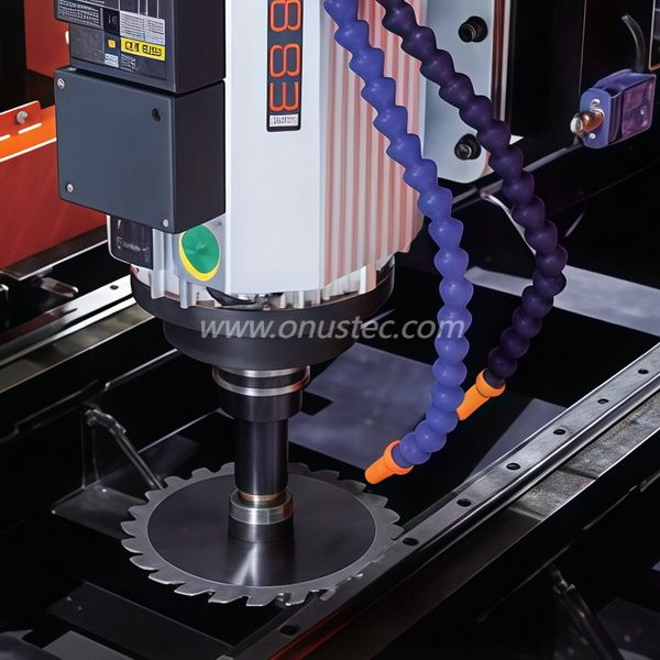 Centro de mecanizado de perfiles CNC de p&oacute;rtico de 4 ejes de aluminio industrial profesional