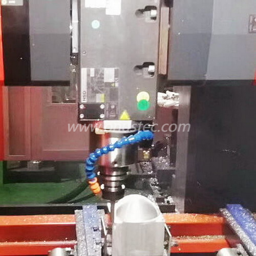 Centro de mecanizado de perfiles CNC de 5 ejes que procesa extrusiones largas de aluminio