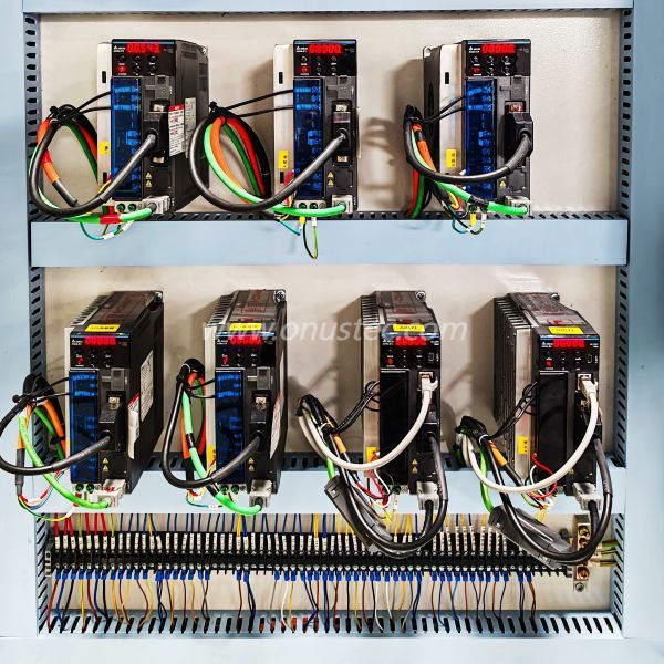Sierra ingletadora doble CNC para fachadas de 7 ejes